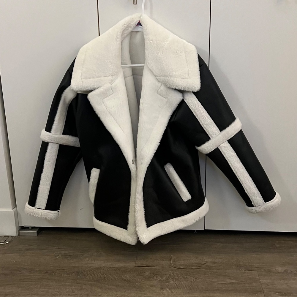 EDIKTED |	ROCKI OVERSIZED FAUX LEATHER SHEARLING JACKET - Picture 4 of 4